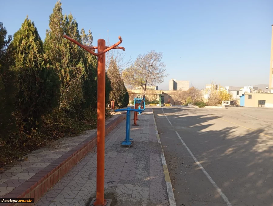 نصب وسایل ورزشی در محوطه آموزشکده دختران ملایر 4